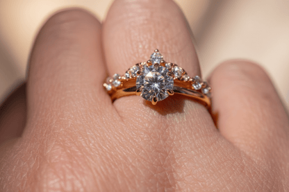Dúo de anillos de plata 925 con baño de oro 18K: anillo solitario con moissanite y argolla V con zirconias