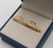 Dúo de anillos dorados: anillo V con zirconias brillantes y argolla clásica en oro 18K