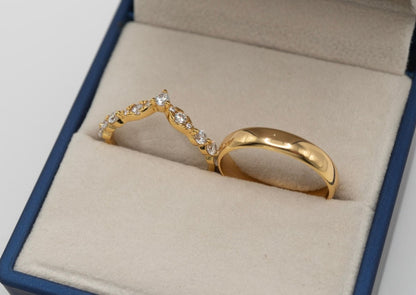 Dúo de anillos dorados: anillo V con zirconias brillantes y argolla clásica en oro 18K