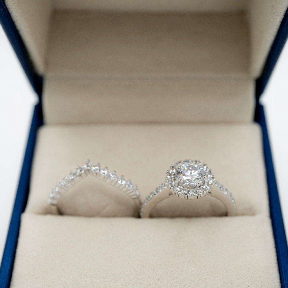 Dúo de anillos halo de amor en plata 925 con piedras de circonita brillante.