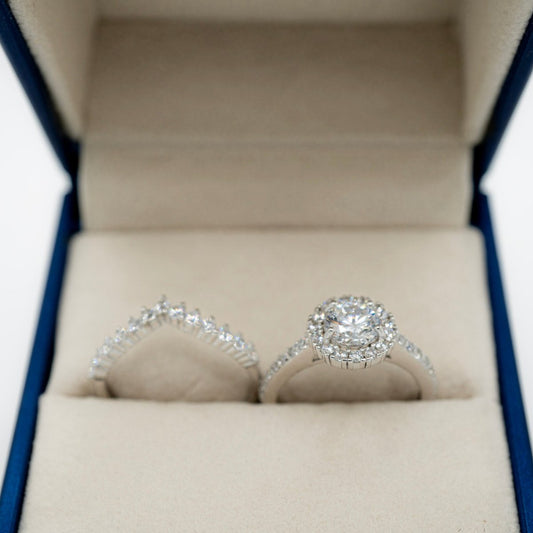 Dúo de anillos halo de amor en plata 925 con piedras de circonita brillante.