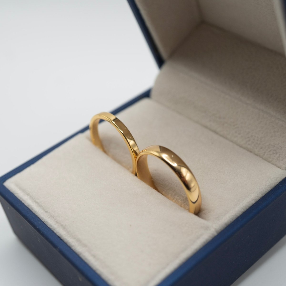 Dúo de Argollas Doradas en Plata 925 con baño de Oro 18K