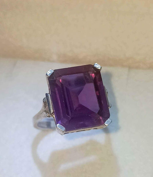 Elegancia clásica del Anillo en Plata 925 con una impresionante Alejandrina de 1 x 1.4 centímetros