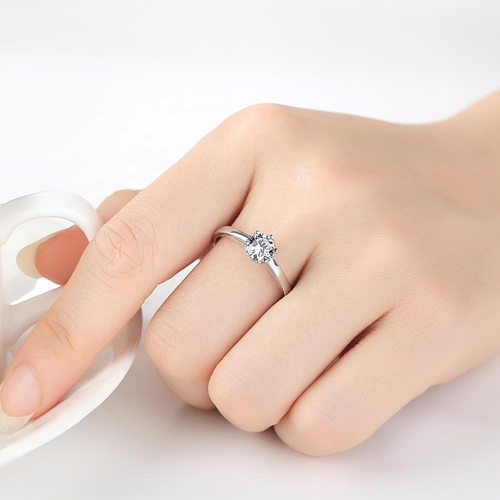 Anillo de plata de ley 925, diseño solitario con detalles en forma de corona con corazones