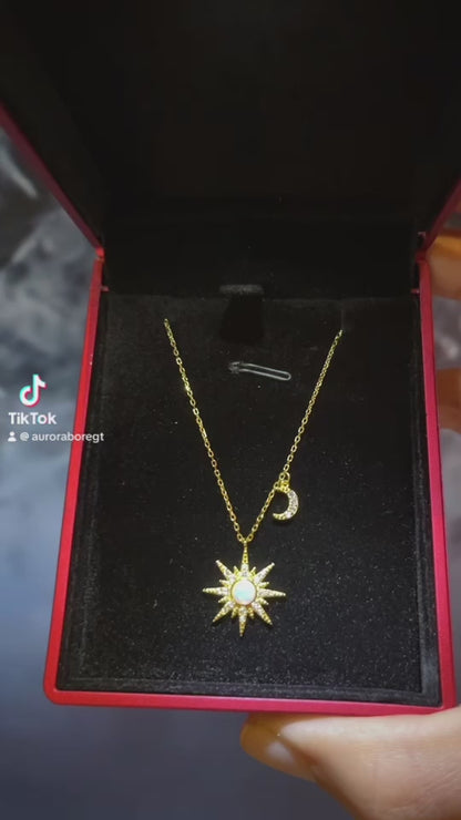 Collar de  estrella de ocho puntas y media luna adornada con piedra de ópalo y zirconias.