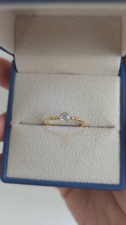 Anillo con Zirconia Cúbica en Plata 925 con Baño de Oro 14K: La Elegancia y el Brillo Clásico para Mujeres Sofisticadas