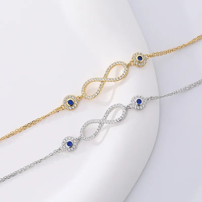 Pulsera de plata 925 con baño de oro 18K es una obra maestra. Infinito diseño y piedra azul. Un regalo único para la mujer moderna.